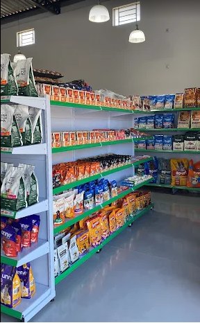 Corredor de rações e petiscos com prateleiras verdes